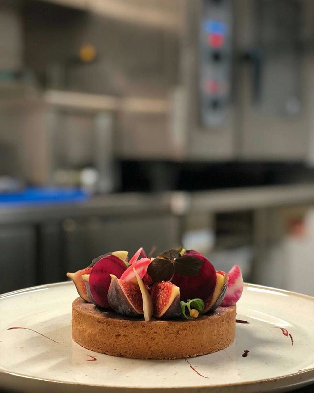 Miam miam 😋🍽🥧Tarte aux figues - betteraves - pignons de pins by @stephan_bernard_chef  Come to taste it! 😉🍴Fig tartlet - beetroots - pine nut made by our chef at Kult restaurant  #kultrestaurant #lesainthotelaparis #dessert #yummy #cuisine #restaurant #chef #food #fresh #foodstagram #instafood #seasonal #paris #france #hotel #luxuryrestaurant #gastronomy #lunch #saturday #weekend #fig #beetroot