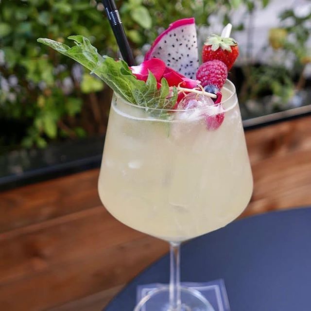 Cocktail du jour, bonjour ! 🍸🍓Friday mood 😊🍹 Thank you @oysters4dessert for this nice picture 😘  #kultrestaurant #cocktail #cocktails #lesainthotelaparis #friday #weekend #instagood #instadrink #paris #france #fridaymood #hotel #restaurant #goodvibes #bartender #bar #drink #barman #madewithlove #mixology #happymood